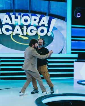 Victor Arauz Instagram - Hoy Lunes llega a su fin un hermoso proyecto del que fui parte, lo acepté sin ninguna pretensión más que gozar, irme a reír y a divertirme jugando y lo logré #ahoracaigo marcó de una manera muy linda mi vida y aunque no se sabe si habrá más temporadas, solo quiero contarles lo profundamente feliz con este proyecto. 

Gracias a la gente de Teleamazonas por convocarme, gracias a Macarena y a la @flacaarellano mujeres que valoro y aprecio y allá en Uruguay gracias a todo el equipo de @canal4_uy desde @matgaray52 pasando por el gran Pablo, Vane (mi oído, mi mente, mi amiga) , Miguel con una paciencia única y entendiendo que yo solo funcionó con uno otro piropo jajjaa 
Todos y cada uno de los Cámaras, es que como explicarlos, mientras estoy recostado y redacto estas líneas estoy seguro  que olvidaré a alguno del equipo y sería injusto! 
•
Por ejemplo mi @caro_carrara llevándome las ideas con las camisetas de bandas ecuatorianas, la gran vestuarista y fotógrafa @creaturaph 
Ojalá toda la tribuna, la hermosa Tribuna, Lu, Mariano, Gofi , ojalá todos los que compartí un momento puedan leer esto simple y sencillo GRACIAS 
•
Gracias a los participantes también con quienes reí a más no poder, me hacían sufrir pero la pasamos bello! 
•
Y obvio gracias al público, grandes y chicos que disfrutaron de este programa! 
HOY DISFRUTEN LA FINAL 
Y ojalá vuelva el programa, conmigo o sin mí porque es sencillamente muy divertido•
•