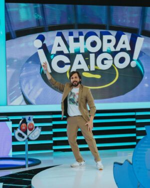 Victor Arauz Instagram - Hoy Lunes llega a su fin un hermoso proyecto del que fui parte, lo acepté sin ninguna pretensión más que gozar, irme a reír y a divertirme jugando y lo logré #ahoracaigo marcó de una manera muy linda mi vida y aunque no se sabe si habrá más temporadas, solo quiero contarles lo profundamente feliz con este proyecto. 

Gracias a la gente de Teleamazonas por convocarme, gracias a Macarena y a la @flacaarellano mujeres que valoro y aprecio y allá en Uruguay gracias a todo el equipo de @canal4_uy desde @matgaray52 pasando por el gran Pablo, Vane (mi oído, mi mente, mi amiga) , Miguel con una paciencia única y entendiendo que yo solo funcionó con uno otro piropo jajjaa 
Todos y cada uno de los Cámaras, es que como explicarlos, mientras estoy recostado y redacto estas líneas estoy seguro  que olvidaré a alguno del equipo y sería injusto! 
•
Por ejemplo mi @caro_carrara llevándome las ideas con las camisetas de bandas ecuatorianas, la gran vestuarista y fotógrafa @creaturaph 
Ojalá toda la tribuna, la hermosa Tribuna, Lu, Mariano, Gofi , ojalá todos los que compartí un momento puedan leer esto simple y sencillo GRACIAS 
•
Gracias a los participantes también con quienes reí a más no poder, me hacían sufrir pero la pasamos bello! 
•
Y obvio gracias al público, grandes y chicos que disfrutaron de este programa! 
HOY DISFRUTEN LA FINAL 
Y ojalá vuelva el programa, conmigo o sin mí porque es sencillamente muy divertido•
•