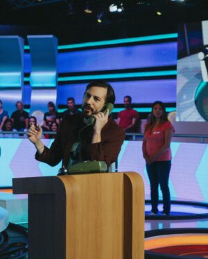 Victor Arauz Instagram - Hoy Lunes llega a su fin un hermoso proyecto del que fui parte, lo acepté sin ninguna pretensión más que gozar, irme a reír y a divertirme jugando y lo logré #ahoracaigo marcó de una manera muy linda mi vida y aunque no se sabe si habrá más temporadas, solo quiero contarles lo profundamente feliz con este proyecto. 

Gracias a la gente de Teleamazonas por convocarme, gracias a Macarena y a la @flacaarellano mujeres que valoro y aprecio y allá en Uruguay gracias a todo el equipo de @canal4_uy desde @matgaray52 pasando por el gran Pablo, Vane (mi oído, mi mente, mi amiga) , Miguel con una paciencia única y entendiendo que yo solo funcionó con uno otro piropo jajjaa 
Todos y cada uno de los Cámaras, es que como explicarlos, mientras estoy recostado y redacto estas líneas estoy seguro  que olvidaré a alguno del equipo y sería injusto! 
•
Por ejemplo mi @caro_carrara llevándome las ideas con las camisetas de bandas ecuatorianas, la gran vestuarista y fotógrafa @creaturaph 
Ojalá toda la tribuna, la hermosa Tribuna, Lu, Mariano, Gofi , ojalá todos los que compartí un momento puedan leer esto simple y sencillo GRACIAS 
•
Gracias a los participantes también con quienes reí a más no poder, me hacían sufrir pero la pasamos bello! 
•
Y obvio gracias al público, grandes y chicos que disfrutaron de este programa! 
HOY DISFRUTEN LA FINAL 
Y ojalá vuelva el programa, conmigo o sin mí porque es sencillamente muy divertido•
•