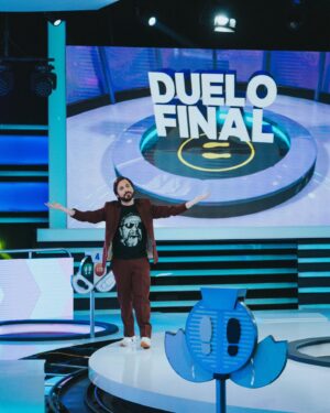 Victor Arauz Instagram - Hoy Lunes llega a su fin un hermoso proyecto del que fui parte, lo acepté sin ninguna pretensión más que gozar, irme a reír y a divertirme jugando y lo logré #ahoracaigo marcó de una manera muy linda mi vida y aunque no se sabe si habrá más temporadas, solo quiero contarles lo profundamente feliz con este proyecto. 

Gracias a la gente de Teleamazonas por convocarme, gracias a Macarena y a la @flacaarellano mujeres que valoro y aprecio y allá en Uruguay gracias a todo el equipo de @canal4_uy desde @matgaray52 pasando por el gran Pablo, Vane (mi oído, mi mente, mi amiga) , Miguel con una paciencia única y entendiendo que yo solo funcionó con uno otro piropo jajjaa 
Todos y cada uno de los Cámaras, es que como explicarlos, mientras estoy recostado y redacto estas líneas estoy seguro  que olvidaré a alguno del equipo y sería injusto! 
•
Por ejemplo mi @caro_carrara llevándome las ideas con las camisetas de bandas ecuatorianas, la gran vestuarista y fotógrafa @creaturaph 
Ojalá toda la tribuna, la hermosa Tribuna, Lu, Mariano, Gofi , ojalá todos los que compartí un momento puedan leer esto simple y sencillo GRACIAS 
•
Gracias a los participantes también con quienes reí a más no poder, me hacían sufrir pero la pasamos bello! 
•
Y obvio gracias al público, grandes y chicos que disfrutaron de este programa! 
HOY DISFRUTEN LA FINAL 
Y ojalá vuelva el programa, conmigo o sin mí porque es sencillamente muy divertido•
•