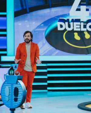 Victor Arauz Instagram - Hoy Lunes llega a su fin un hermoso proyecto del que fui parte, lo acepté sin ninguna pretensión más que gozar, irme a reír y a divertirme jugando y lo logré #ahoracaigo marcó de una manera muy linda mi vida y aunque no se sabe si habrá más temporadas, solo quiero contarles lo profundamente feliz con este proyecto. 

Gracias a la gente de Teleamazonas por convocarme, gracias a Macarena y a la @flacaarellano mujeres que valoro y aprecio y allá en Uruguay gracias a todo el equipo de @canal4_uy desde @matgaray52 pasando por el gran Pablo, Vane (mi oído, mi mente, mi amiga) , Miguel con una paciencia única y entendiendo que yo solo funcionó con uno otro piropo jajjaa 
Todos y cada uno de los Cámaras, es que como explicarlos, mientras estoy recostado y redacto estas líneas estoy seguro  que olvidaré a alguno del equipo y sería injusto! 
•
Por ejemplo mi @caro_carrara llevándome las ideas con las camisetas de bandas ecuatorianas, la gran vestuarista y fotógrafa @creaturaph 
Ojalá toda la tribuna, la hermosa Tribuna, Lu, Mariano, Gofi , ojalá todos los que compartí un momento puedan leer esto simple y sencillo GRACIAS 
•
Gracias a los participantes también con quienes reí a más no poder, me hacían sufrir pero la pasamos bello! 
•
Y obvio gracias al público, grandes y chicos que disfrutaron de este programa! 
HOY DISFRUTEN LA FINAL 
Y ojalá vuelva el programa, conmigo o sin mí porque es sencillamente muy divertido•
•