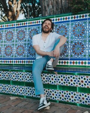 Victor Arauz Instagram - Aún no recuerdo el momento exacto de cuando decidí hacer esto de actuar, no recuerdo haber tenido una meta a seguir, pero sin duda desde que salí de Buena fe sabía que iba a hacer esto me vaya bien o mal, y en este camino me ha pasado de todo, hice amigos entrañables, tuve maestros y compañeros de los que aprendí mucho, y también gané a gente que no conozco pero que ellos me conocen a mí, a ellos gracias por entender mis formas, por llenar los shows y por disfrutar mi sentido del humor tan diferente, y bueno en este camino sin duda me ha ido bien y este mismo camino me trajo a Uruguay a conducir un programa familiar, wow esta si no me la esperaba, sé que a muchos les va a gustar y a otros no tanto, y otros solamente hablarán por hablar, pero yo solo les digo que me he divertido demasiado, me he cagado de risa desde que llegué, eso sin contarles como me tratan y me consienten acá, cada palabra de la tribuna es genial, cada abrazo de estas personas me lleva a mi casa, a mi pueblo, a mis raíces, mostrarles a estas hermosas personas cosas, comida y música de Ecuador me hace sentir tan bien hoy. Falta muy poco para irme a casa pero desde ya estoy extrañando a estos uruguayos (y algunos argentinos) que día a día me hacen sonreír, y hacer sonreír a la gente es lo que más valoro en la vida. Disfruten el programa. Un abrazo gente ♥️
Hasta ya mismo! 
Pd: que tiene que ver la foto? Pues que estoy feliz y es una foto linda que me tomo @creaturaph 
Pd2: agradecer a Teleamazonas que hace proyectos alejados de lo superfluo y que quiere llevar alegría sana a la gente en casa 
Pd3: un agradecimiento especial a @flacaarellano por llamarme para hacer esto sabiendo que la podía cagar bajjajaja GRACIAS FLACA 
Pd4: @ricardopitamusic siempre funciona para estos momentos 
YA BAI
