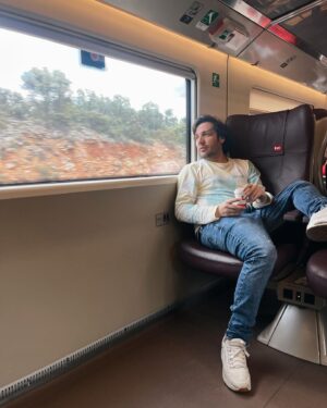 Victor Arauz Instagram - Unas fotos de Madrid a Barcelona! 
Ya listos acá para el segundo Show!