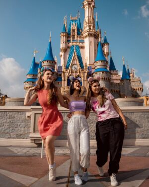 Victor Pecoraro Instagram - Disney photodump 🫶🏻

Sobre dias inesquecíveis, cheio de amor, diversão, amizade, cumplicidade e palhaçada que não podia faltar nesse grupo 🤣 

Registro By @fotos_na_disney 👏🏻

@victorpecoraro 
@amayaravieira 
@brendhahaddad 
@ricardogaeta_ 
@julianakelling 
@franklinmedrado 
@suhmedrado 
@beeafrancaa 
@alexandreagostinho 

😘❤️