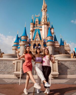 Victor Pecoraro Instagram - Disney photodump 🫶🏻

Sobre dias inesquecíveis, cheio de amor, diversão, amizade, cumplicidade e palhaçada que não podia faltar nesse grupo 🤣 

Registro By @fotos_na_disney 👏🏻

@victorpecoraro 
@amayaravieira 
@brendhahaddad 
@ricardogaeta_ 
@julianakelling 
@franklinmedrado 
@suhmedrado 
@beeafrancaa 
@alexandreagostinho 

😘❤️