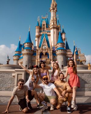 Victor Pecoraro Instagram - Disney photodump 🫶🏻

Sobre dias inesquecíveis, cheio de amor, diversão, amizade, cumplicidade e palhaçada que não podia faltar nesse grupo 🤣 

Registro By @fotos_na_disney 👏🏻

@victorpecoraro 
@amayaravieira 
@brendhahaddad 
@ricardogaeta_ 
@julianakelling 
@franklinmedrado 
@suhmedrado 
@beeafrancaa 
@alexandreagostinho 

😘❤️