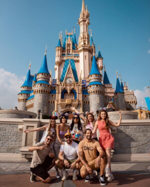 Victor Pecoraro Instagram - Disney photodump 🫶🏻

Sobre dias inesquecíveis, cheio de amor, diversão, amizade, cumplicidade e palhaçada que não podia faltar nesse grupo 🤣 

Registro By @fotos_na_disney 👏🏻

@victorpecoraro 
@amayaravieira 
@brendhahaddad 
@ricardogaeta_ 
@julianakelling 
@franklinmedrado 
@suhmedrado 
@beeafrancaa 
@alexandreagostinho 

😘❤️