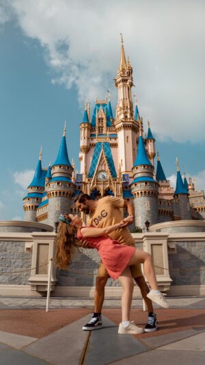 Victor Pecoraro Instagram - Teletransportando para o mundo da magia 💫 

Disney Word 🏰

Na terra do tio Sam, vivendo a magia desse lugar que inspira. Resgatamos a criança que existe em nós.
