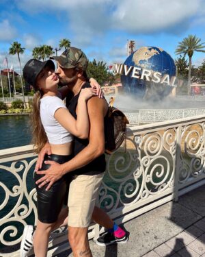 Victor Pecoraro Instagram - Como é bom voltar a ser criança com a magia da @universaldestinationsbrasil ! Gratidão demais pela experiência do primeiro dia e bora para o segundo dia !!!