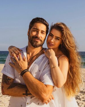 Victor Pecoraro Instagram - Bodas de Purpurina 🎉

“ Deus, eu tenho tantas bênçãos
Posso em minha vida enxergar
Quanto mais vejo os detalhes
Sua bondade posso encontrar
Pai, e enquanto eu viver
Sempre irei me lembrar
Ainda que sejam infinitas
Suas bênçãos eu irei contar”. 

E aqui estamos!!!

Como Deus foi e é bondoso conosco!!!

Quantas bençãos já vivemos até aqui e quanto mais vemos os detalhes, mas temos à agradecer e declarar que Deus é um Deus de promessas, milagres, bondade e justo.
Somos  testemunho do que Deus faz na vida daqueles que confiam NEle. 

O nosso casamento é o testemunho da Sua bondade, infinita graças, amor e que os planos de Deus jamais serão frustados. Hoje agradecemos por viver o Seu extraordinário nas nossas vidas, o nosso casamento!!! 

🎉 10/03/2024

7/ Meses de casados 👰🏼‍♀️🤵🏻‍♂️
Por toda vida!!!
Até Jesus voltar e na eternidade. 

#MoraisPecoraro #7mesesdecasados #vida #amor #married #love #Deus