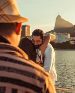 Victor Pecoraro Instagram - Futuros Sr. & Sra. Morais Pecoraro.

Por toda vida!!! 

Até Jesus voltar e nos encontramos na eternidade. 

Meu coração está cheio de amor e gratidão.
Foto @jessicalimafotografia @leonardoagues 
Filmaker @antoniobier 
Produção @jkproducoesbr @julianakelling 
Joia de noivado @lavoro_arte_em_ouro 
Locação @marinapasseiosrj 
Músico @vanemersonsax 
Look @santhamodaoficial 

Obrigada por fazerem parte desse momento que fica eternizado.