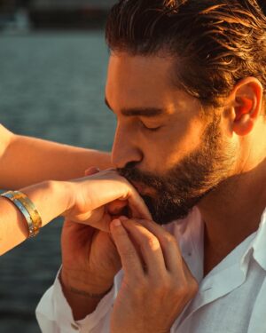 Victor Pecoraro Instagram - Futuros Sr. & Sra. Morais Pecoraro.

Por toda vida!!! 

Até Jesus voltar e nos encontramos na eternidade. 

Meu coração está cheio de amor e gratidão.
Foto @jessicalimafotografia @leonardoagues 
Filmaker @antoniobier 
Produção @jkproducoesbr @julianakelling 
Joia de noivado @lavoro_arte_em_ouro 
Locação @marinapasseiosrj 
Músico @vanemersonsax 
Look @santhamodaoficial 

Obrigada por fazerem parte desse momento que fica eternizado.