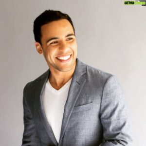 Victor Rasuk Instagram - Good morning World! 2016 was quite a year... Have a Happy 2017!! 📸@estudios_official 🎨@jennartist