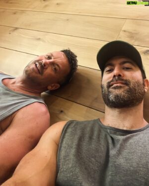 Victor Turpin Instagram - Sporting very hard!!! @craigparkeractual #gym #sweat #lazyasses #bestie