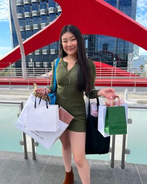 Victoria Grace Instagram - Had so much fun attending the 2023 Grammy’s gifting suite!! Thank you so much @secretroomevent for having me, and special thanks to @juliegudz ❤️
#Grammys #Grammys2023 #SecretRoomEvents