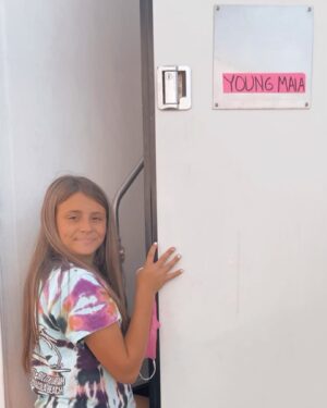 Victoria Paige Watkins Instagram - Thank you so much @blumhousehorror  i love working for you all such a amazing crew! #lovehorror #thevisitor  teen maia 💕