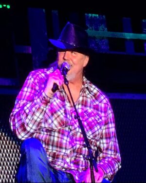 Victoria Pratt Instagram - A few days late, but so proud of my handsome hubs. Back in the saddle after breaking his leg into a million pieces. Strong like bull, sings like a giant manly Angel. ❤️🤠
@traceadkins 
@hrcasinonindiana @hardrock_cincinnati