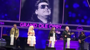Victoria Pratt Instagram - LOVED getting to watch this show with the fam jam! Celebrating Ronnie Millsap’s 80th bday at the @opry 
Stellar lineup with my hunky hubby @TraceAdkins the gorgeous @littlebigtown and of course Ronnie Milsap, the legend.