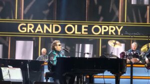 Victoria Pratt Instagram - LOVED getting to watch this show with the fam jam! Celebrating Ronnie Millsap’s 80th bday at the @opry 
Stellar lineup with my hunky hubby @TraceAdkins the gorgeous @littlebigtown and of course Ronnie Milsap, the legend.