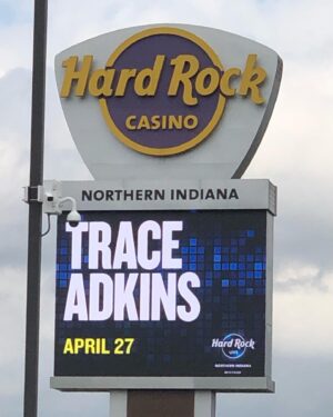 Victoria Pratt Instagram - A few days late, but so proud of my handsome hubs. Back in the saddle after breaking his leg into a million pieces. Strong like bull, sings like a giant manly Angel. ❤️🤠
@traceadkins 
@hrcasinonindiana @hardrock_cincinnati