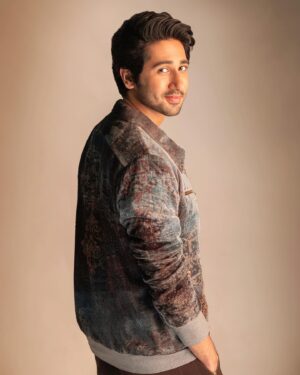 Vihaan Samat Instagram - Golden boy ✨💫

Outfit @nirmooha 
Shoes @louboutinworld 
Hairstyling @anshul_hair
Makeup @taniadhingra
Styling @who_wore_what_when 
Photos @rohnpingalay
