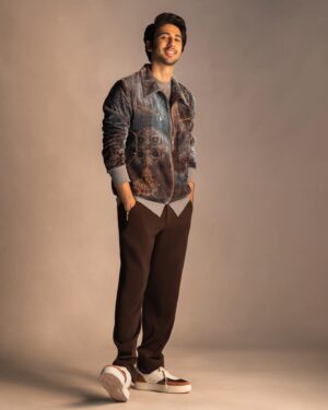 Vihaan Samat Instagram - Golden boy ✨💫

Outfit @nirmooha 
Shoes @louboutinworld 
Hairstyling @anshul_hair
Makeup @taniadhingra
Styling @who_wore_what_when 
Photos @rohnpingalay