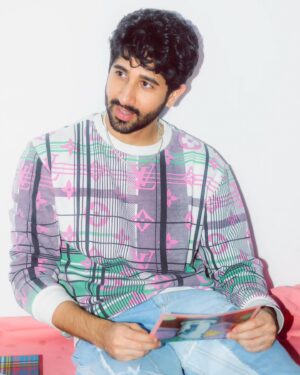 Vihaan Samat Instagram - Finding the right piece

Photographed by: @appurvashah 
Makeup: @shraddha_dattaa 
Styling: @pearl_ramani21 
Art direction: @fromshah 
Studio: @spacecalledblu
Special thanks @melaniesinghhh