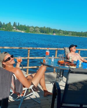 Viivi Huuska Instagram - Kaupallisessa yhteistyössä @kalevamedia kanssa
Kankaanpää oi sinä, minkä minusta teit. Olen puhunut paljon suhteestani Kankaanpäähän. Lähdin paikkakunnalta ovet paukkuen 16-vuotiaana ja tuntui että se oli tarpeellista. Halusin tavoitella unelmiani. Se oli oikea päätös, mutta tiedän että minulla tulee aina olemaan kankaanpääläinen identiteetti, jota kannan ylpeänä. En koskaan haluaisikaan muuta.

Nyt Kankaanpää merkitsee minulle ennen kaikkea vapauta ja turvaa. Siellä on perheeni - suurin tukeni. 

Rakastan iskelmämusiikin täyttämiä kesäiltoja, sateessa seisomista, saunomista ja luontoa. Sitä Kankaanpää on minulle. 

Kuuntele @podplaysuomi oululaisen näyttelijän Dennis Nylundin @dennisatanylund jakso kotiseuturakkaudesta. Jakso tuntuu hyvin samaistuttavalta itsestä pikku paikkakuntalaisesta. #kotiseuturakkaus