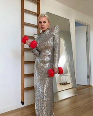 Viivi Huuska Instagram - Kaupallinen yhteistyö w/ @mtv3suomi 
 
Muodin huipulle on back. 
 
Kaikki, jotka tuntee mut tietää, että oon aina samoissa vaatteissa. Musta löysä huppari ja musta housut. Oon kuitenkin rakastanut muotia ihan todella pienestä asti ja sitä, että sen avulla voin yksilönä eriyttää itseni muista, piiloutua, astua esiin tai kuulua ryhmään - miltä vaan itsestä minäkin päivänä tuntuu. 
 
Mulla on olemassa todella rakas kokoelma suomalaisten muotisuunnittelijoiden mulle tehtyjä tai kustomoituja vaatteita. Mä rakastan niitä ja uskon, että en tuu koskaan luopumaan niistä. Niihin liittyy suuria muistoja, joita kannan mukanani aina. 
 
Arvostan muotisuunnittelijoita, he luovat uutta ja heijastavat suurella tapaa ajankuvaa. Ihana päästä tutustumaan näihin uusiin Muodin huipulle -kisaajiin, ohjelma alkoi torstaina 2.2. MTV3-kanavalla ja MTV Katsomossa.
 
Halusin testaa, miltä näyttää, jos käyttäisin näitä asuja myös mun päivittäisessä arjessa:
 
1. Sami Eskelisen suunnittelema asu sopii padel-vaatteeksi
2. Sami Eskelisen suunnittelema asu sopii painojen nosteluun
3. Myös laajemmassa kuvassa
4. Mert Otsamon asu sopii roskien vientii
5. Vitun Leijan kustomoitu puvuntakki sopii, jos jano yllättää
 
#MuodinHuipulle #mtv3suomi @mtv3suomi