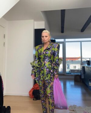 Viivi Huuska Instagram - Kaupallinen yhteistyö w/ @mtv3suomi 
 
Muodin huipulle on back. 
 
Kaikki, jotka tuntee mut tietää, että oon aina samoissa vaatteissa. Musta löysä huppari ja musta housut. Oon kuitenkin rakastanut muotia ihan todella pienestä asti ja sitä, että sen avulla voin yksilönä eriyttää itseni muista, piiloutua, astua esiin tai kuulua ryhmään - miltä vaan itsestä minäkin päivänä tuntuu. 
 
Mulla on olemassa todella rakas kokoelma suomalaisten muotisuunnittelijoiden mulle tehtyjä tai kustomoituja vaatteita. Mä rakastan niitä ja uskon, että en tuu koskaan luopumaan niistä. Niihin liittyy suuria muistoja, joita kannan mukanani aina. 
 
Arvostan muotisuunnittelijoita, he luovat uutta ja heijastavat suurella tapaa ajankuvaa. Ihana päästä tutustumaan näihin uusiin Muodin huipulle -kisaajiin, ohjelma alkoi torstaina 2.2. MTV3-kanavalla ja MTV Katsomossa.
 
Halusin testaa, miltä näyttää, jos käyttäisin näitä asuja myös mun päivittäisessä arjessa:
 
1. Sami Eskelisen suunnittelema asu sopii padel-vaatteeksi
2. Sami Eskelisen suunnittelema asu sopii painojen nosteluun
3. Myös laajemmassa kuvassa
4. Mert Otsamon asu sopii roskien vientii
5. Vitun Leijan kustomoitu puvuntakki sopii, jos jano yllättää
 
#MuodinHuipulle #mtv3suomi @mtv3suomi