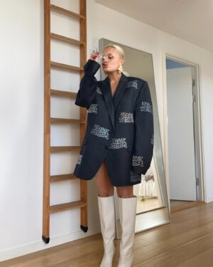 Viivi Huuska Instagram - Kaupallinen yhteistyö w/ @mtv3suomi 
 
Muodin huipulle on back. 
 
Kaikki, jotka tuntee mut tietää, että oon aina samoissa vaatteissa. Musta löysä huppari ja musta housut. Oon kuitenkin rakastanut muotia ihan todella pienestä asti ja sitä, että sen avulla voin yksilönä eriyttää itseni muista, piiloutua, astua esiin tai kuulua ryhmään - miltä vaan itsestä minäkin päivänä tuntuu. 
 
Mulla on olemassa todella rakas kokoelma suomalaisten muotisuunnittelijoiden mulle tehtyjä tai kustomoituja vaatteita. Mä rakastan niitä ja uskon, että en tuu koskaan luopumaan niistä. Niihin liittyy suuria muistoja, joita kannan mukanani aina. 
 
Arvostan muotisuunnittelijoita, he luovat uutta ja heijastavat suurella tapaa ajankuvaa. Ihana päästä tutustumaan näihin uusiin Muodin huipulle -kisaajiin, ohjelma alkoi torstaina 2.2. MTV3-kanavalla ja MTV Katsomossa.
 
Halusin testaa, miltä näyttää, jos käyttäisin näitä asuja myös mun päivittäisessä arjessa:
 
1. Sami Eskelisen suunnittelema asu sopii padel-vaatteeksi
2. Sami Eskelisen suunnittelema asu sopii painojen nosteluun
3. Myös laajemmassa kuvassa
4. Mert Otsamon asu sopii roskien vientii
5. Vitun Leijan kustomoitu puvuntakki sopii, jos jano yllättää
 
#MuodinHuipulle #mtv3suomi @mtv3suomi