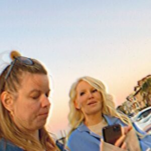 Viivi Huuska Instagram - Tapasin @lindalampeniusofficial viime vuonna ensimmäisen kerran Tukholmassa, hän tuli mua vastaan kentälle. Nähtiin toisemme ja halattiin heti. Mietin heti, että hän on paljon lyhyempi kun ajattelin ja sen jälkeen katsoin hänen hiuksiaan - yhtä palaneet ku mun. Alettiin puhuun siitä, kuinka vaikeeta vetyblondia on ylläpitää, sitä jatku joku tunti.  Siitä se homma sit lähti ja meillä se lähti aika kovaa. Linda olet tehny aivan valtavan hienon uran ja millä pieteetillä, sulla on uskomaton karisma ja kyky ottaa mikä tila tahansa haltuun. Kiitos, kun luotit ja päästit lähelle. YOU ARE AN ICON! 

@sarrischonert dokumenttisarjan pääohjaaja oli työstänyt projektia ja mä heittäydyin soppaan mukaan toiseksi ohjaajaksi. Sarri sä olet mielettömän lämmin, aistiva ja rauhallinen ohjaaja. Ihailen sun työtä ja (hermoja) suuresti. Haluaisin vaan olla sun lähellä, kun siitä aina tulee maadottunut olo. 

Tuottaja @sippojenni kanssa lähti kans juttu omille urillensa, hän on Lappeenrannasta ja meillä oli niin hyviä hetkiä. Go deep or go home. Kiitos kun jaksoit. Oot upea herkkä ihminen, arvostan sun työskentelytapaa suuresti ja oon onnellinen, että me ollaan tutustuttu. 

Ja kiitos kaikki, jotka oli tässä mukana. @miiumariia @irmaister @miikkaelpakarinen @petterilappalainen @haukia @jannesuono @karo_kangas @anskuheiskanen @davidefloreno @shotbybonham ja kaikki muut. Kiitos ❤️

Ja tietenkin meidän vastaava tuottaja @riinakullas - kiitos  tuesta ja luottamuksesta.

Ja siis menkää katsomaan tää dokumenttisarja Linda @mtv3suomi @moskitotelevision WE ARE PROUD! 💜