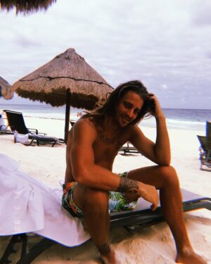 Viivi Huuska Instagram - I miss my boyfriend, good pillows, margaritas and room service. I don’t miss planes, cigarettes or scary birds in different countries. 💜🌋💘