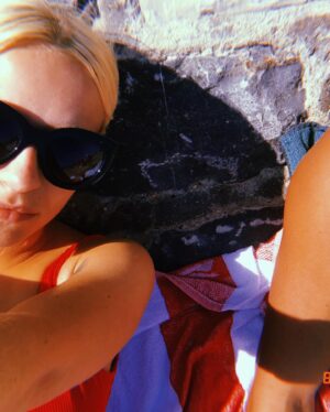Viivi Huuska Instagram - I miss my boyfriend, good pillows, margaritas and room service. I don’t miss planes, cigarettes or scary birds in different countries. 💜🌋💘