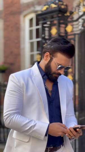 Vikas Verma Instagram - Bas aisa he hoon main 💖

And thank you each one of you for being here for the support 

Life is all about love and support 

And thanks bro @sunnynagra.34 for the beautiful videos 

#magic #kindness #grateful #suits #london #vikasverma #bollywood