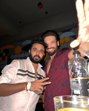 Vikas Verma Instagram - After a long I did a party night with the bros and their love life’s 

It was a good break from work and running around 

Keep your loved ones loved 
And close ones closer 💖

Loved the night 
@utsavchordia 
@foramsoni 
@prashantsharma0909 
@vishalmishhra 
And everyone