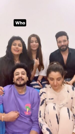 Vikas Verma Instagram - Bunch of bad singers!!! Who sang it worse ? Have u tried singing  when you wanna crack up laughing🤣
#artipuri #nausheenalisardar #subeershanker #smritikhanna #vikasverma #friends #saturday #saturdaynight #weekend #laugh #singingingchallenge #socalledsinger #singingcompetition #madness #fun #funtimes #trendingreels #viral #instagood #jaiguruji❤️ #shivbhakt #gratitude