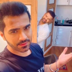 Vikram Bhatt Instagram - Bass chal raha hai...fun on the sets 😄
.
.
@mimohchakraborty
@gauravbajpai_28