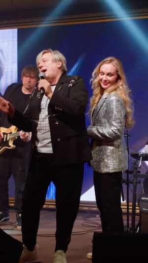 Viktor Saltykov Instagram - Виктор Салтыков - Птичка (HammAli & Navai) в М1🎶 
#викторсалтыков #птичка #hammali #navai