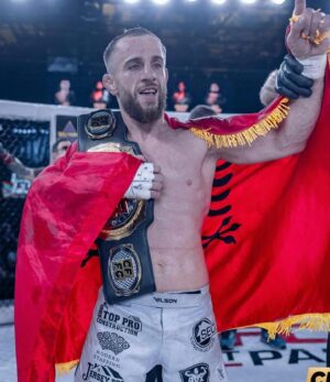 Vilson Ndregjoni Instagram - 12 days to go! Ready for war LFG 🇦🇱🦍 12 dit dhe gati per luft #🇦🇱❤️ Per te gjith ato qe duan bileta shkoni te profili im dhe klikoni dhe mos harroni perdorni emrin tim  Faleminderit shifemi me 12 ❤️✊🏻