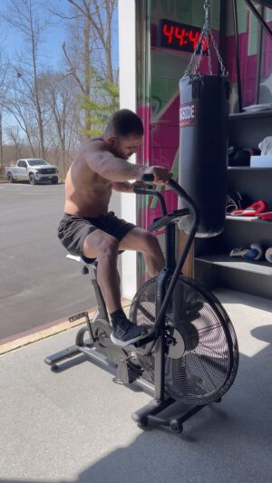 Vilson Ndregjoni Instagram - It’s a crowd when it’s time to party  but when it’s time to put that work in it get lonely……………. 🌪️🦍🩸🇦🇱
