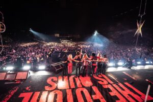 Vince Neil Instagram - Wow! Kick ass night. Only one show to go.... hard to believe! See you in Vegas! 🔥

📸 : @samshapiromedia