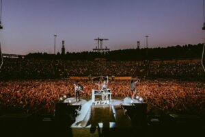 Vince Neil Instagram - Madrid 🔥 #theworldtour🌍 

#mötleycrüe 

📸 : @samshapiromedia