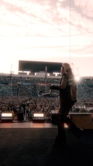 Vince Neil Instagram - Awesome night in Buffalo! Thank You all for joining us! Cruising over to Pittsburgh 🙌

📸: @samshapiromedia