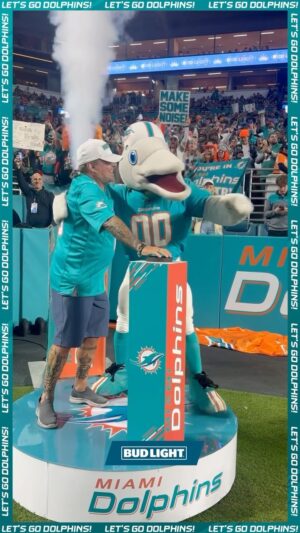 Vince Neil Instagram - 📣 Let’s go Dolphins!

Thanks for getting us started tonight, @thevinceneil 👊