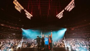 Vince Neil Instagram - What an amazing welcome home!! Thank you 🙏 
See you tonight San Diego

📸 : @samshapiromedia