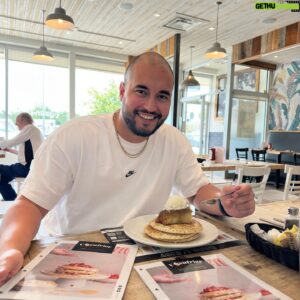 Vincent Beauregard Instagram - ‼️ALERTE CONCOURS ‼️

@loeufrier célèbre leur 20e anniversaire et pour l’occasion, ils ont de nombreuses nouveautés sur leur menu! Je suis allé goûter aux nouveaux tacos déjeuner, les pancakes décadentes ainsi qu’au nouveau milkshake le JOS LOUIS 🤯

Vous le savez, j’ai TOUJOURS une pensée pour vous ! Courez la chance de remporter une carte-cadeau L’Oeufrier de 100$ pour goûter aux nouveaux items sur le menu!

Pour participer :
- Aime la publication
- Suis le compte @loeufrier 
- Tag en commentaire avec qui tu irais essayer les nouveaux items sur le menu 😎

Bonne chance et bon appétit 😋😎

#pub