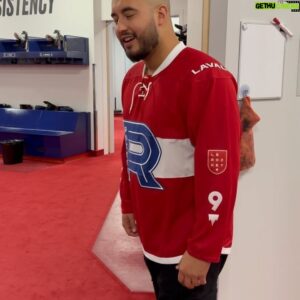 Vincent Beauregard Instagram - MÉGA ANNONCE‼️

Les amis, j’ai l’honneur de vous annoncer que  dès cette saison, je me joins à @olivierduclos en tant qu’animateur du @rocketlaval 🎉

Ce sera une saison INCROYABLE et nous nous assurerons de vous divertir au maximum à chaque match! 🔥

Généreux comme je suis, évidemment, je penses à vous! C’est exactement pourquoi je fais tirer 2 paires de billets pour le match d’ouverture CE VENDREDI le 14 Octobre!!!! 

Pour participer : 
-aime la publication
-tag en commentaire avec qui tu viendrais au match! 🥅

PS: @olivierduclos aussi fait ce concours 😉

J’ai hâte de vous voir vendredi 💙🤍❤️
BONNE SAISON 🏒
#GoRocket

*instagram n’est aucunement lié à ce concours.
#pub