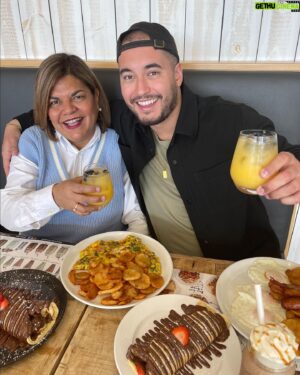 Vincent Beauregard Instagram - Les amis! La fête des Mères approche à grands pas et cette année j’ai décidé de gâter ma maman avec un déjeuner complet chez @loeufrier 🥞🍳
 
Pendant qu’on dégustait nos drinks farfelus et nos crêpes succulentes, ma mère et moi avons pensé à vous gâter et de vous offrir la chance de remporter une carte cadeau de 100$ à dépenser dans l’un des restaurants l’Oeufrier, près de chez vous! 🎉🎉 
 
Pour participer, c’est simple : 
 
- Like le post 
- Abonne-toi au compte @loeufrier 
- Tag avec qui tu irais manger un déjeuner complet chez @loeufrier 

J’annoncerai le gagnant le 6 mai prochain! 
Bonne chance à tous !!! 🤞🏼🙌🏼🤗
