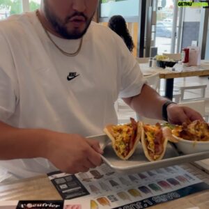 Vincent Beauregard Instagram - ‼️ALERTE CONCOURS ‼️

@loeufrier célèbre leur 20e anniversaire et pour l’occasion, ils ont de nombreuses nouveautés sur leur menu! Je suis allé goûter aux nouveaux tacos déjeuner, les pancakes décadentes ainsi qu’au nouveau milkshake le JOS LOUIS 🤯

Vous le savez, j’ai TOUJOURS une pensée pour vous ! Courez la chance de remporter une carte-cadeau L’Oeufrier de 100$ pour goûter aux nouveaux items sur le menu!

Pour participer :
- Aime la publication
- Suis le compte @loeufrier 
- Tag en commentaire avec qui tu irais essayer les nouveaux items sur le menu 😎

Bonne chance et bon appétit 😋😎

#pub